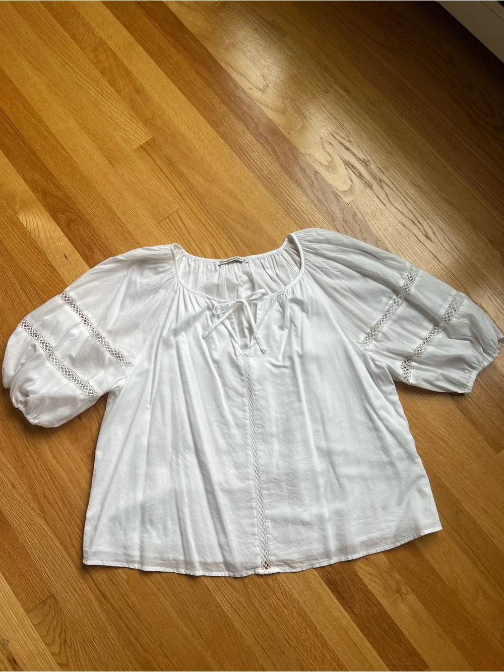 Abercrombie and Fitch Women’s White Peasant Blouse